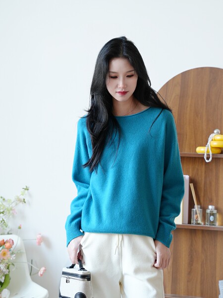 Cashmere woolen knitted solid sweater with a round collar