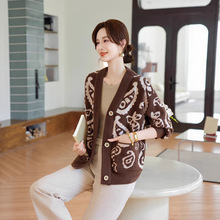 中老年毛衣外套外搭提花时尚新款妈妈秋装V领2025针织开衫女大码