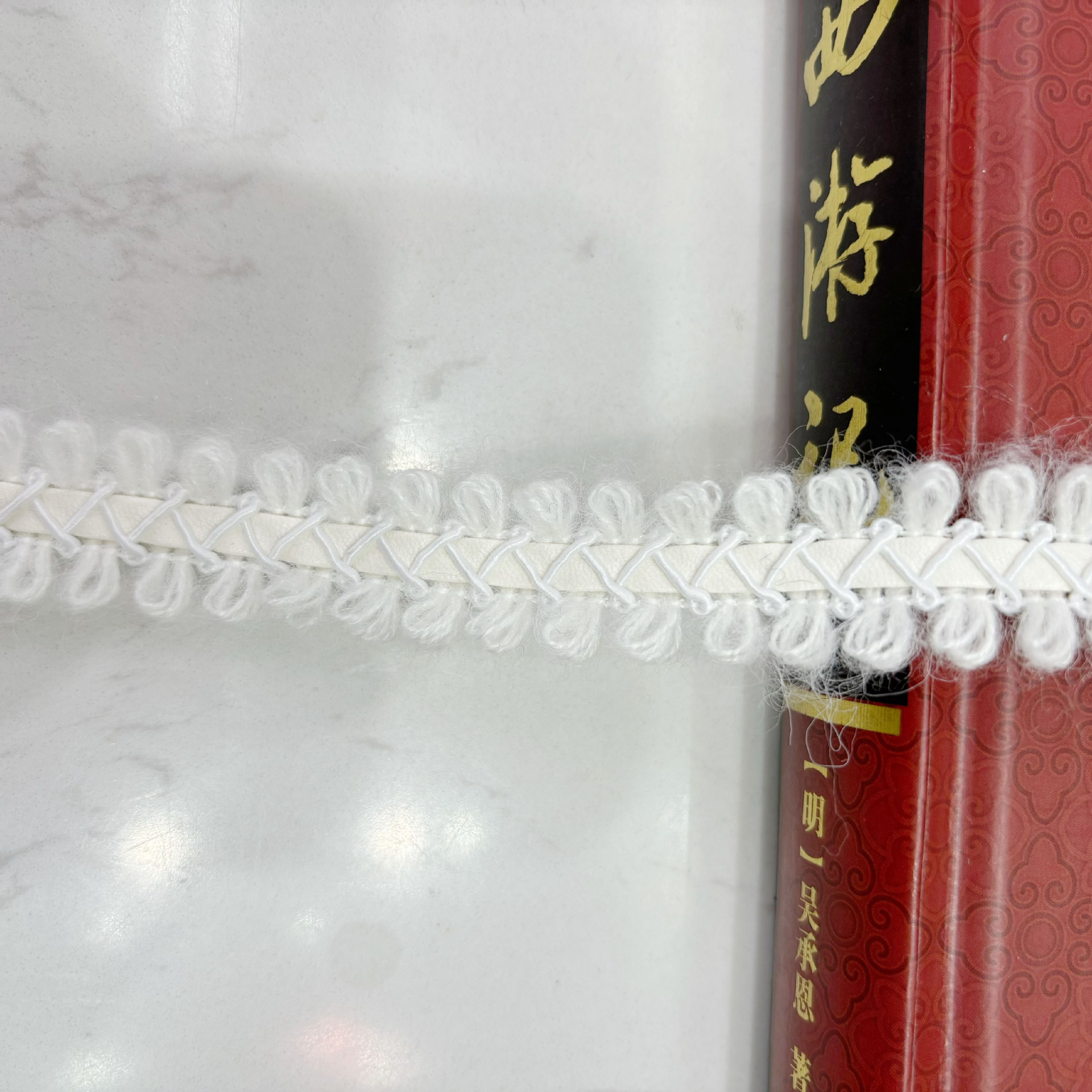 흰색 모헤어 피부 지네