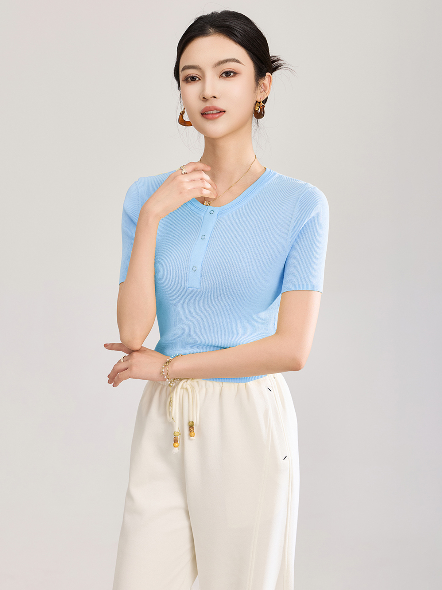 Áo thun nữ cổ tròn tay ngắn dệt kim siêu mịn form vừa vặn — màu đen
