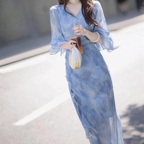 I like the style of this skirt very much. It's very feminine. The color is Tiancai.