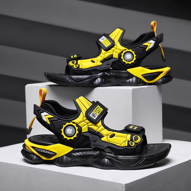 Sandalias para niños de verano 2025 nuevos niños de tamaño mediano y grande antideslizante zapatos de playa al por mayor de zapatos escolares