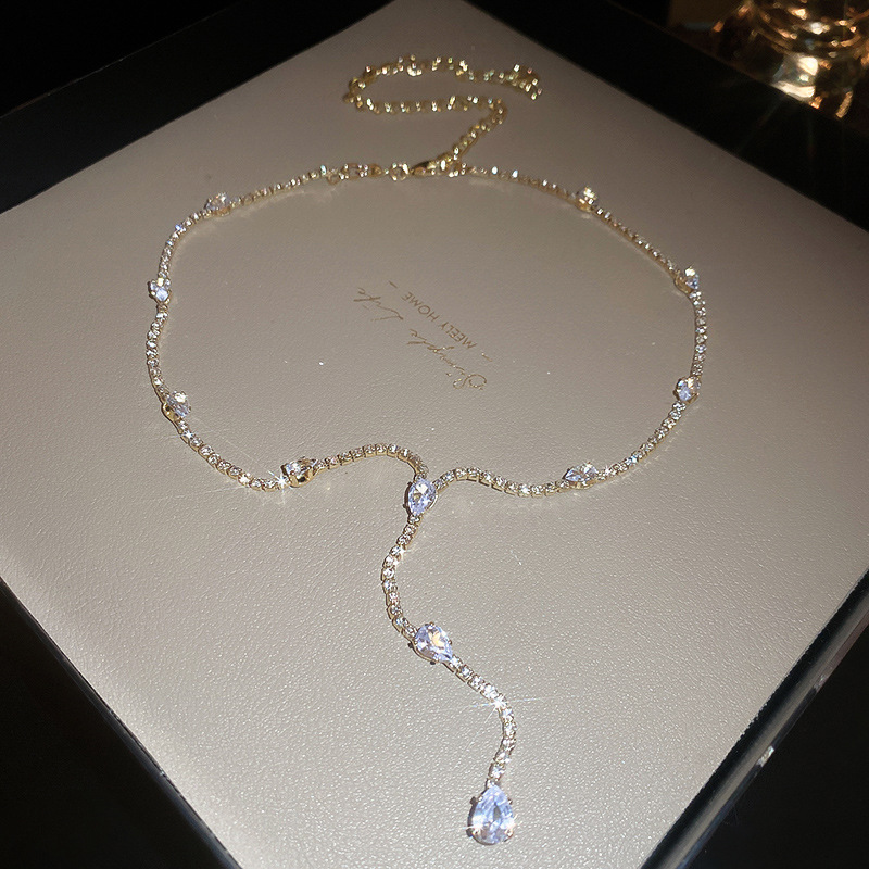 Collar de borla de gota de agua incrustada en forma de diamante en forma de Y accesorios de vestido de lujo ligero cadena de clavícula larga collar colgante de temperamento de nicho para mujeres