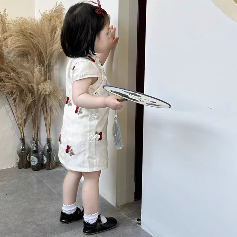 Xianning Seven Chinese Style Hanfu Vestido de verano para niños Nuevo vestido de falda cheongsam bordado de cereza dulce para niñas