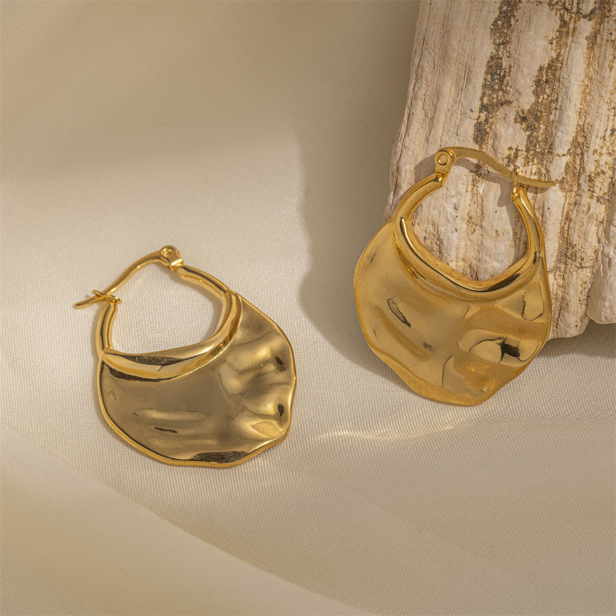 Taena Pendientes de acero inoxidable europeos y americanos, lujo ligero, diseño de nicho de alta gama, pendientes de acero de titanio de superficie brillante, joyería de explosión transfronteriza