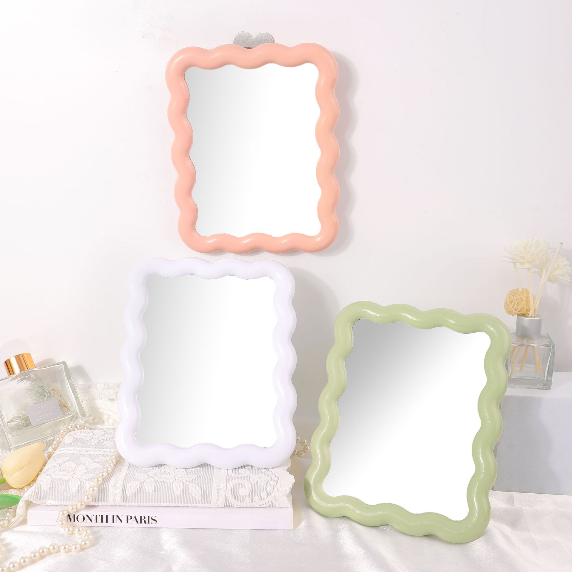 Espejo de maquillaje encantador Espejo ondulado de escritorio colgado en la pared dormitorio de estudiantes red Espejo de maquillaje de oficina pequeño espejo