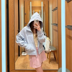 Lulu同モデルの元マークScubaさんは帽子付きでゆったりしています。