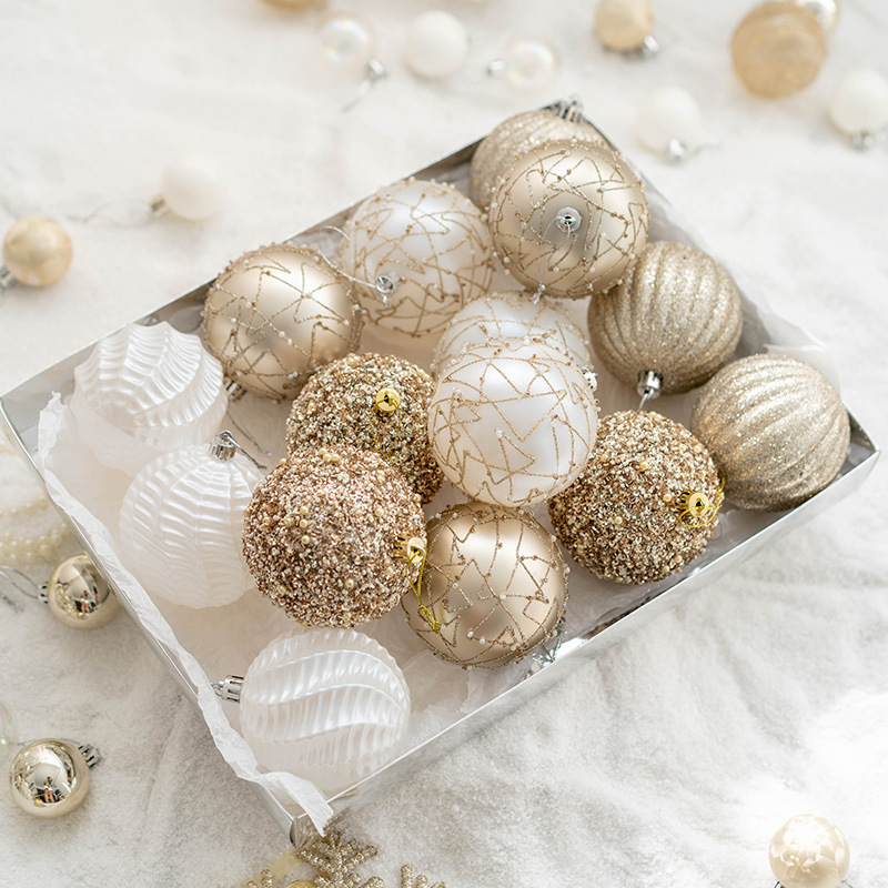 シャンパン色のクリスマスボールのクリスマスツリーの装飾はショーウインドーのシーンを飾ります。|undefined