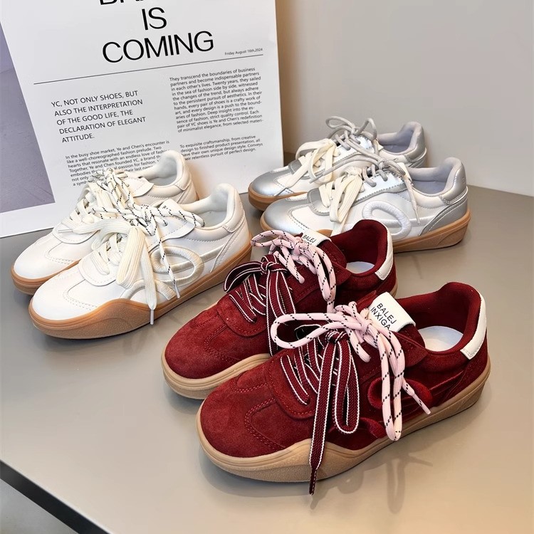 Zhao Zhaoyi con zapatos de entrenamiento rojos de mujeres 2025 primavera nueva piel bordada zapatos casuales de skate