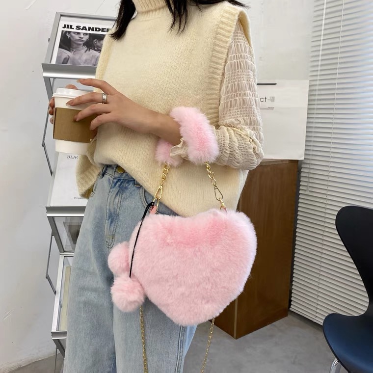 Fabricante en stock bolsa de corazón de melocotón portátil moda felpa en forma de corazón bolsa de peluche bolso de las mujeres