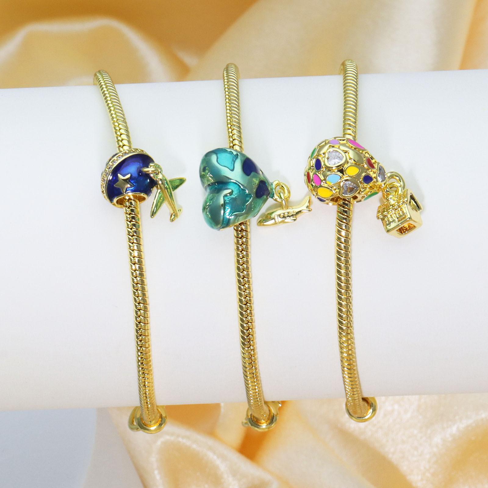 Bracelet jonc émaillé avec breloques pieuvre cœur avion colorées_voghion.com