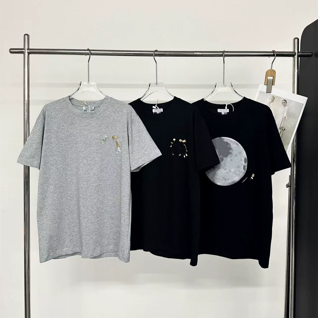 Совместная лунная вышивка кролика с короткими рукавами 2025 новых мужчин и женщин