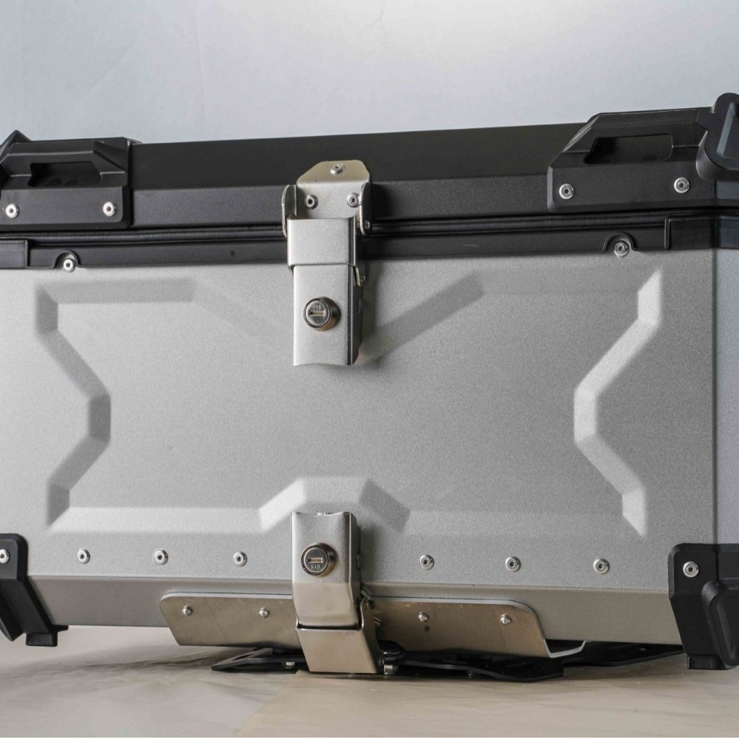 Caja de almacenamiento de alta capacidad de aleación de aluminio, locomotora de almacenamiento de camping, 100L plateado / negro, maletero de motocicleta