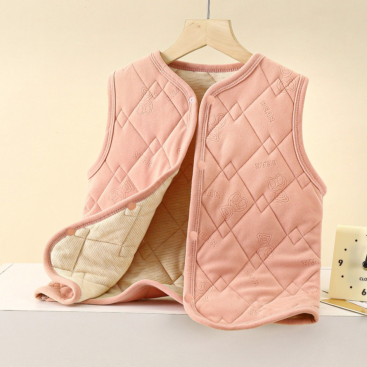 La nueva seda de morera acolchada de invierno se puede usar por fuera y con un artefacto de uniforme escolar para mantener calientes a los niños y niñas