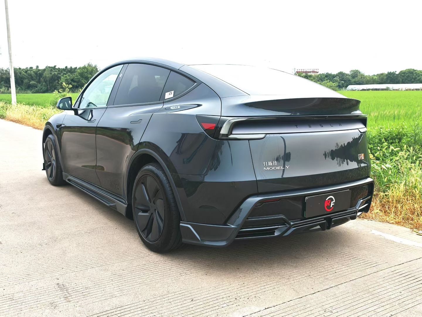 Suitable for Tesla Model Y facelift modification, RF-style small body kit, front and rear lip, front spoiler, side skirts, and rear spoiler upgrade