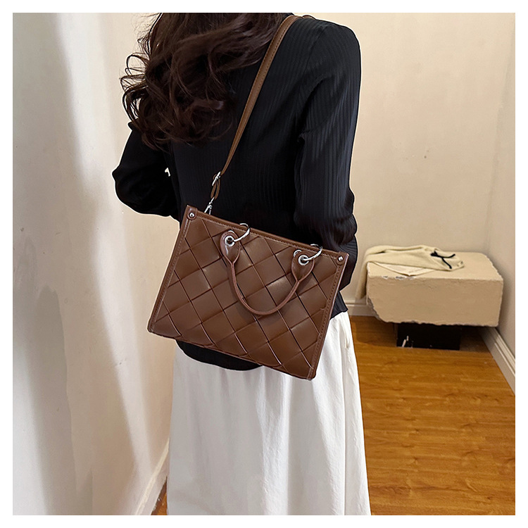 Frau Mittel Pu-leder Einfarbig Strassenmode Reißverschluss Handtasche display picture 2