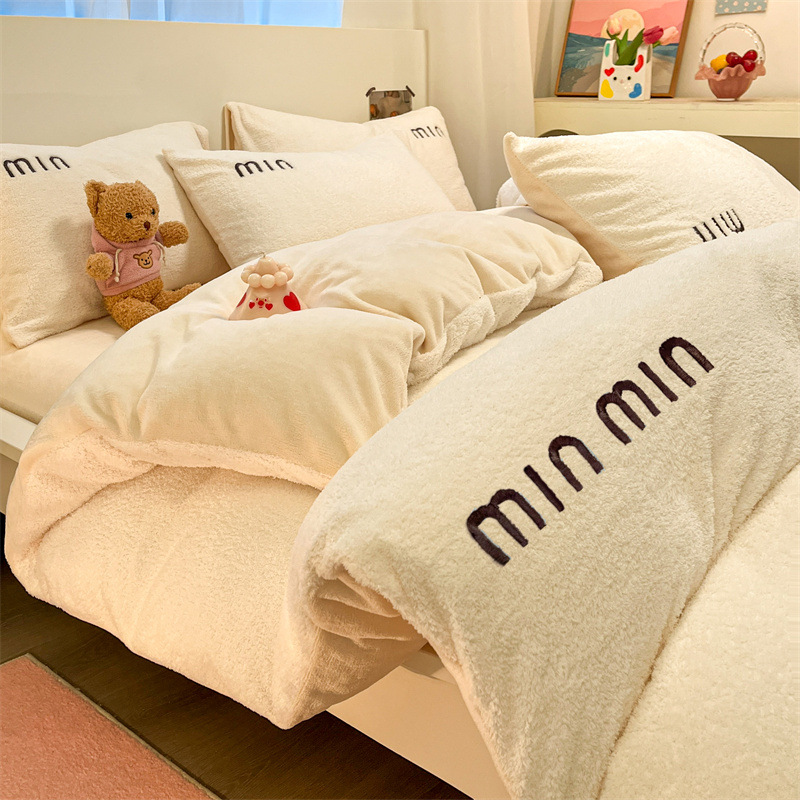 2024 nueva categoría más terciopelo grueso de lana de leche de invierno traje de cuatro piezas invierno invierno conejo felpa funda de edredón de lana de coral