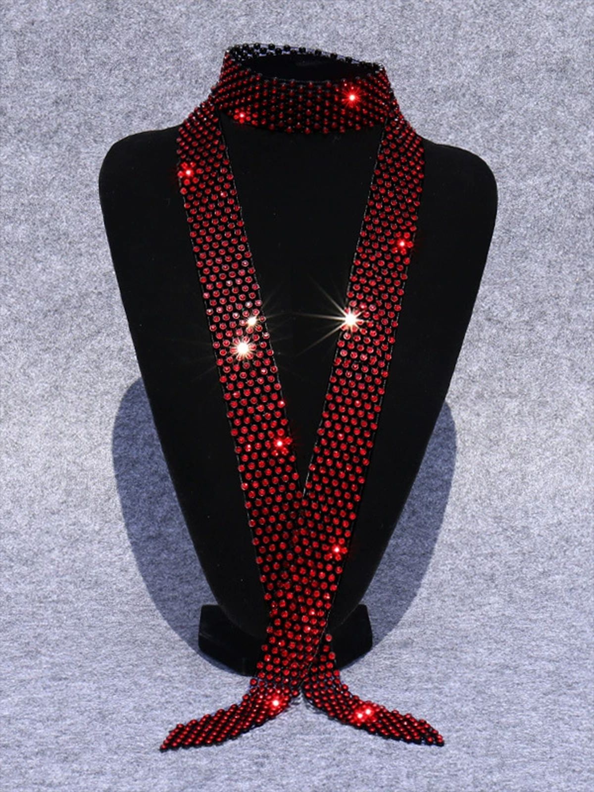 검은 바탕에 큰 빨간 다이아몬드