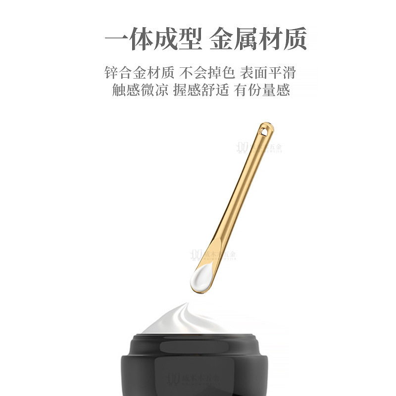 工場はアイクリームとスプーン化粧品を供給してスプーンのスキンケアを塗って棒を掘る貴婦人クリームのスプーンを塗る|undefined