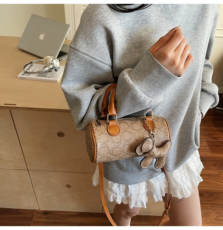 The 2025 summer new small handbag for women, the Boston bag, is casual, versatile, elegant, and has a high level of appearance. It is a trendy hand-held crossbody bag undefined