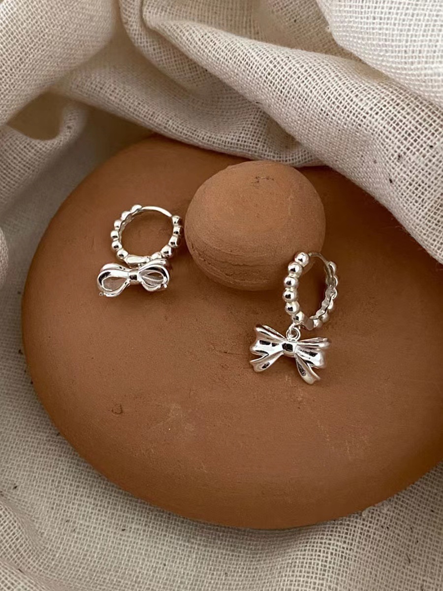 Three dimensional sophisticated essence with bow