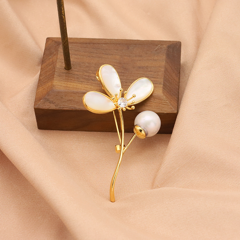 Shell perla broche nicho de alto grado elegante pin accesorios japoneses 18K oro real electrochapado color joyería de retención para las mujeres