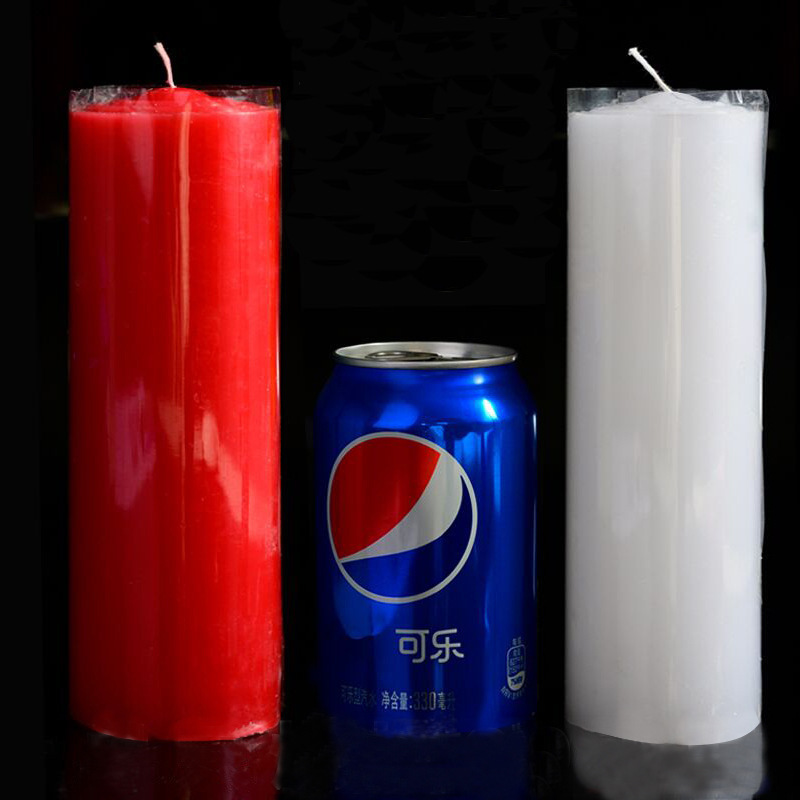 赤いろうそくの家庭用無煙の無味停電照明のろうそくの上で防風の応急の燭台の白いろうそくの上で粗く供えます。|undefined