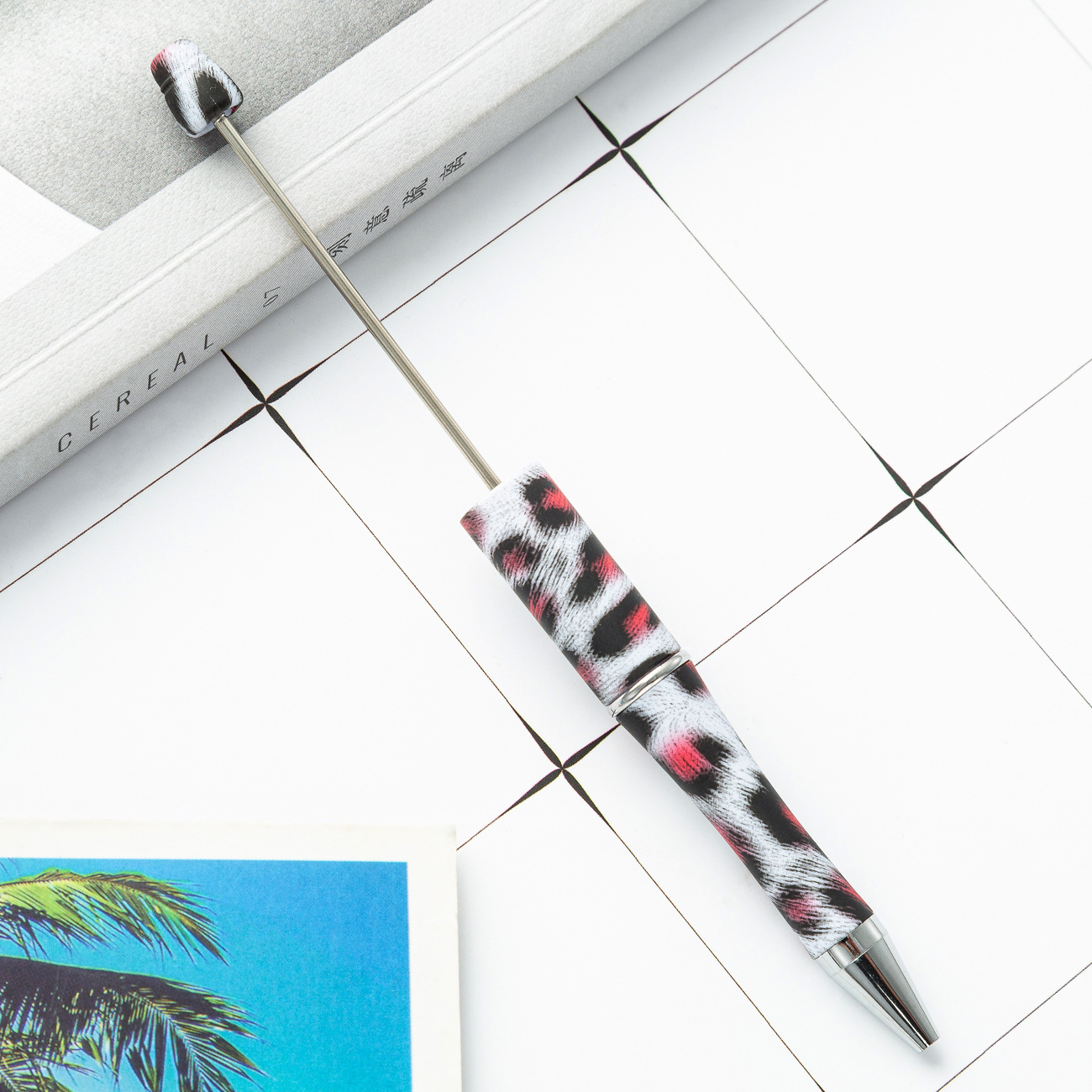 Pluma de cuentas de plástico bricolaje creativo hecho a mano estampado de leopardo pluma floral de cuentas de vaca impresión al por mayor nueva pluma de cuentas de plástico