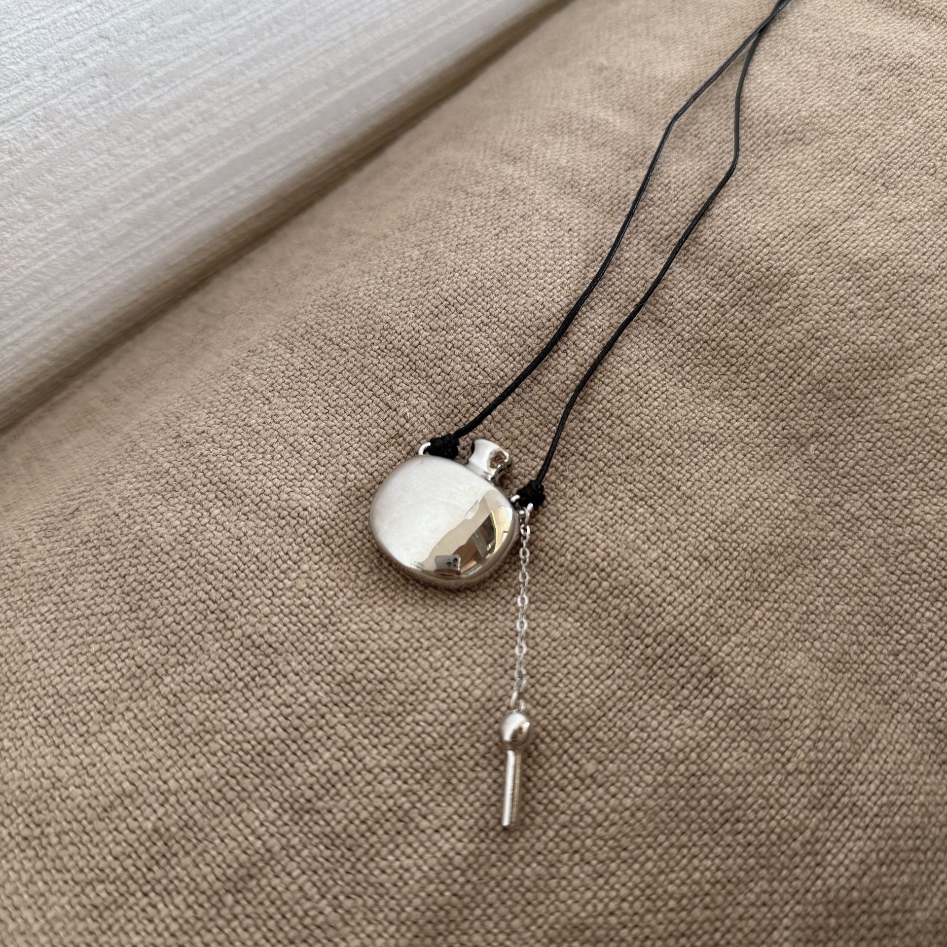 블랙 로프 디오니소스 병 목걸이