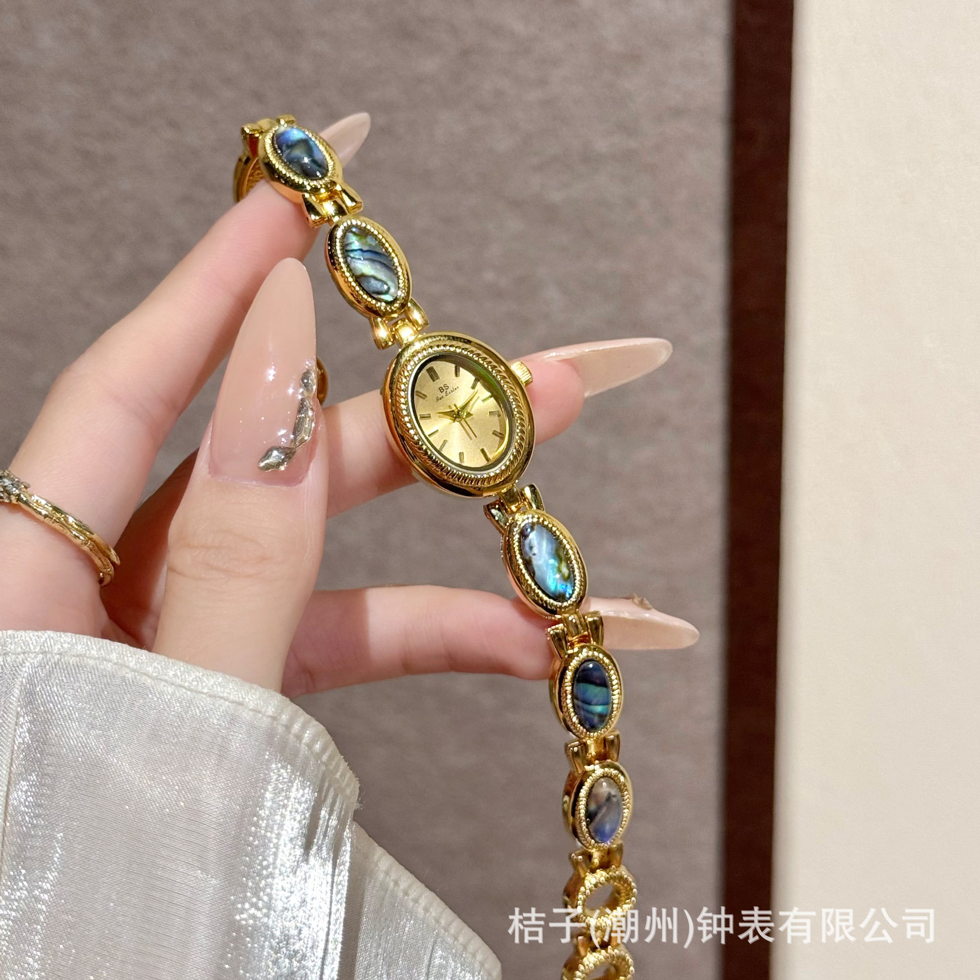 High-End Women's Watch, Retro Fashion Bracelet-Style Women's Watch, Exquisite, Compact, Light Luxury, Niche, Trending in 2026