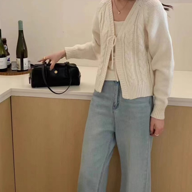 ニットのカーディガンのコートの新型の柔らかいモチモチの短いセーターの上着は丸首のひもの麻の花のマントの2セットの女性を合わせます。|undefined