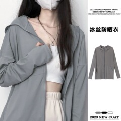 日焼け止め服の女性は夏の新しい氷糸日焼け止め服を着て、紫外線を防ぎます。