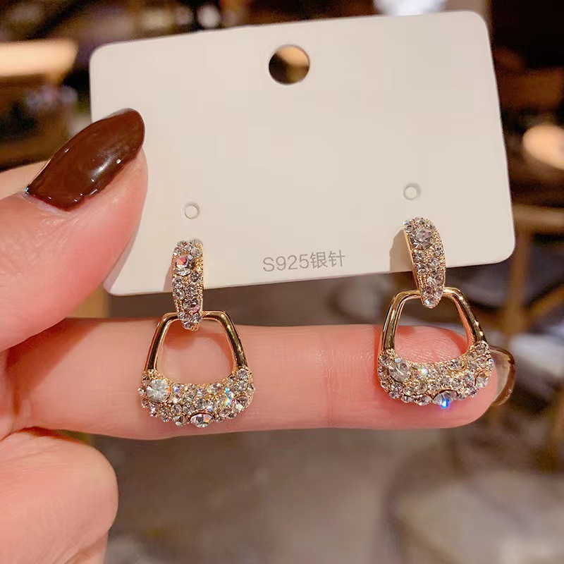 Design geometric elegant fashionable earrings