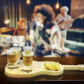 跨境实木托盘吉他形状酒杯收纳盘威士忌分格沾盐盘木质杯托托盘