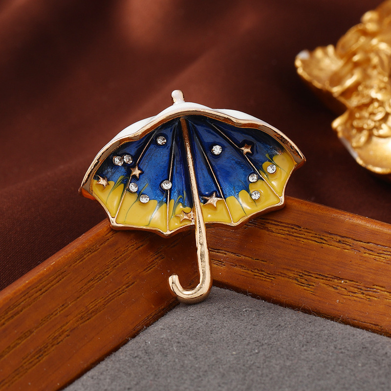 Creative old-fashioned furniture three-piece brooch retro camera sewing machine pin female fashion European and American bag buckle accessories