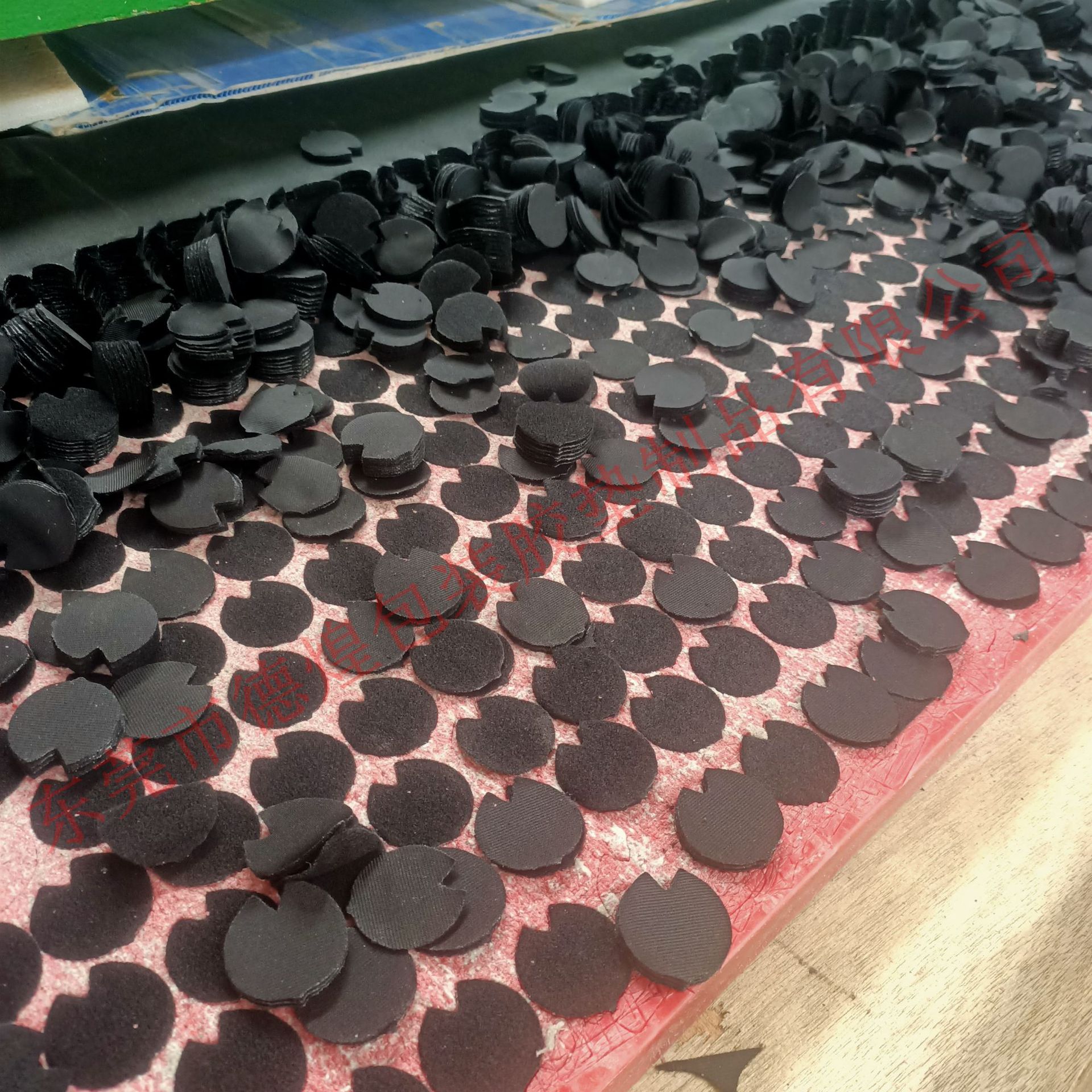 不干胶绒布贴自粘 玩具填充布 棉 方形灯饰不织布毛粘脚垫