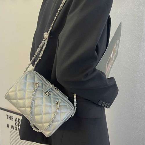 New Chanel-style Camellia Pattern Grommet Chain Bag for Women, Fashionable and Versatile Shoulder or Crossbody Bag with a Sense of Elegance, Pillow Bag