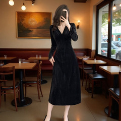 设计感法式轻奢V领中长裙2025秋冬新款气质赫本风丝绒连衣裙女