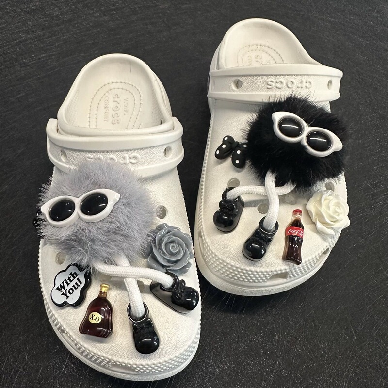 Black and Gray Small Coal Ball Shoes with Pink Heart-Shaped Red and Green Fur Balls, Detachable Clogs, Shoe Flower Decorations, Hot Sale in Summer