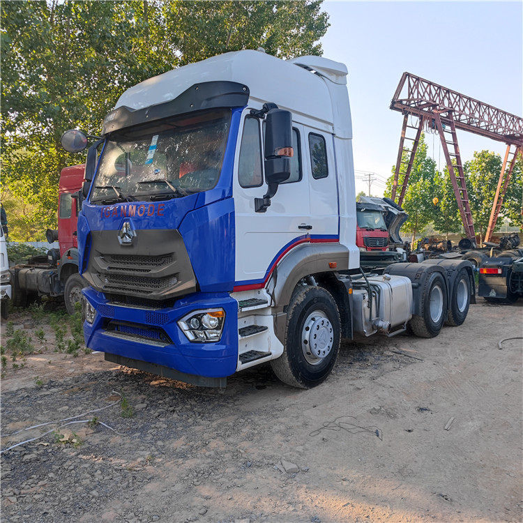 Exporting Howo 350-Horsepower Cement Tanker, Large 12-Cubic-Meter and 14-Cubic-Meter Cement Tanker