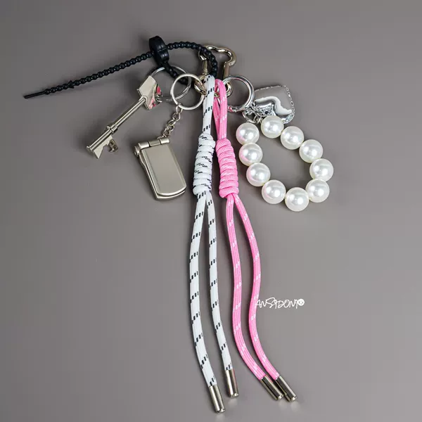 T28 [Bone] white powder rolled rope + big pearl heart + mobile phone + key + flower silicone rope