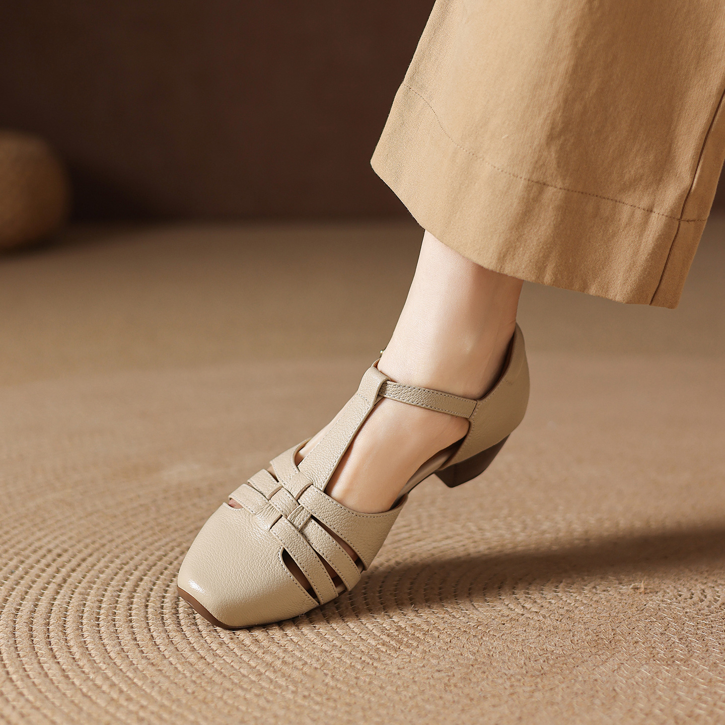 Sandal nữ da cừu dệt bao đầu mũi vuông gót dày 3.5cm quai ngang kiểu La Mã — màu trắng ngà