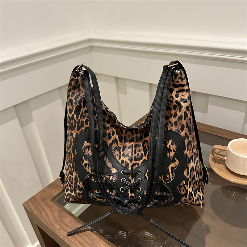 Mochila de arco de gran capacidad para mujeres 2025 primavera nueva mochila retro textura de viaje elegante bolsa de mano