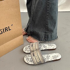 女性の夏のアウターウェア用の刺繍入り中国風フラットサンダル、ファッショナブルでハイエンドの2025新しいスタイルの小さな香りのビーチシューズ