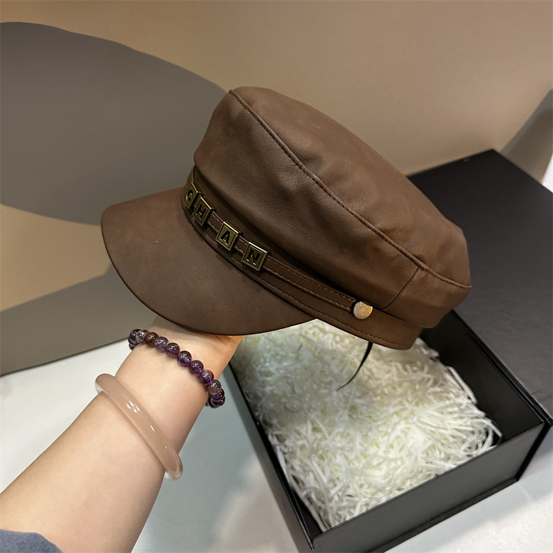 Berretto con visiera piatto in pelle alla moda retrò autunno e inverno nuovo stile per donna Versione coreana versatile berretto da strillone con lettera in metallo_voghion.com