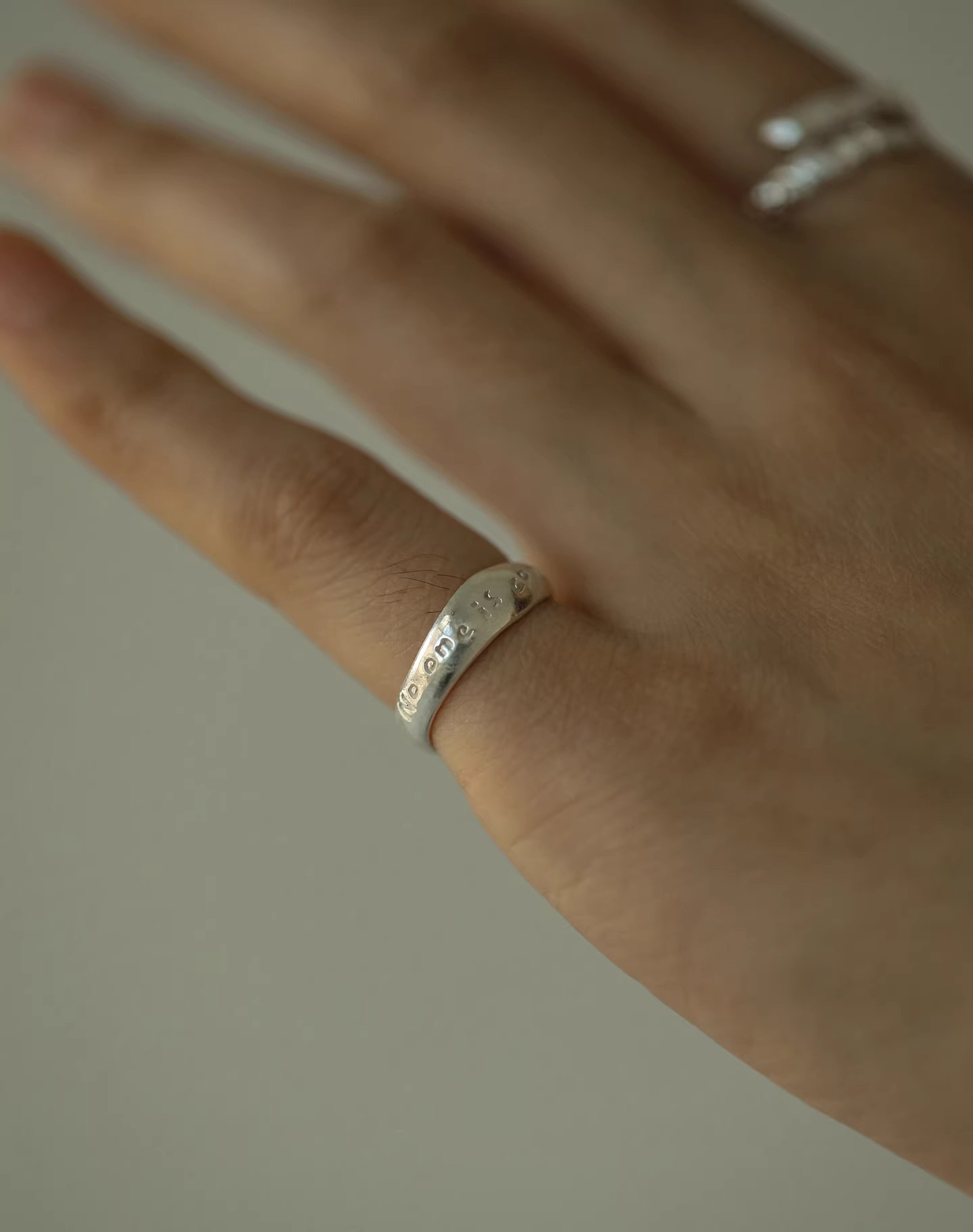 Gepersonaliseerde bedelarmband met engelse letter voor unisex_voghion.com
