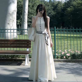 白色长款连衣裙女2026夏季新款温柔气质法式收腰高级感无袖长裙子