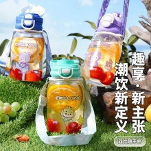 可爱卡通宝宝水杯儿童双盖塑料杯子幼儿园小学生创意斜跨背带水壶