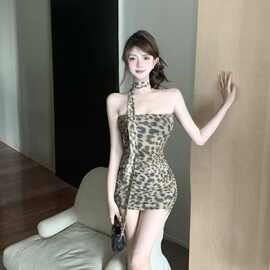 性感辣妹风豹纹抹胸连衣裙女装夏季设计感露肩修身显瘦包臀短裙子
