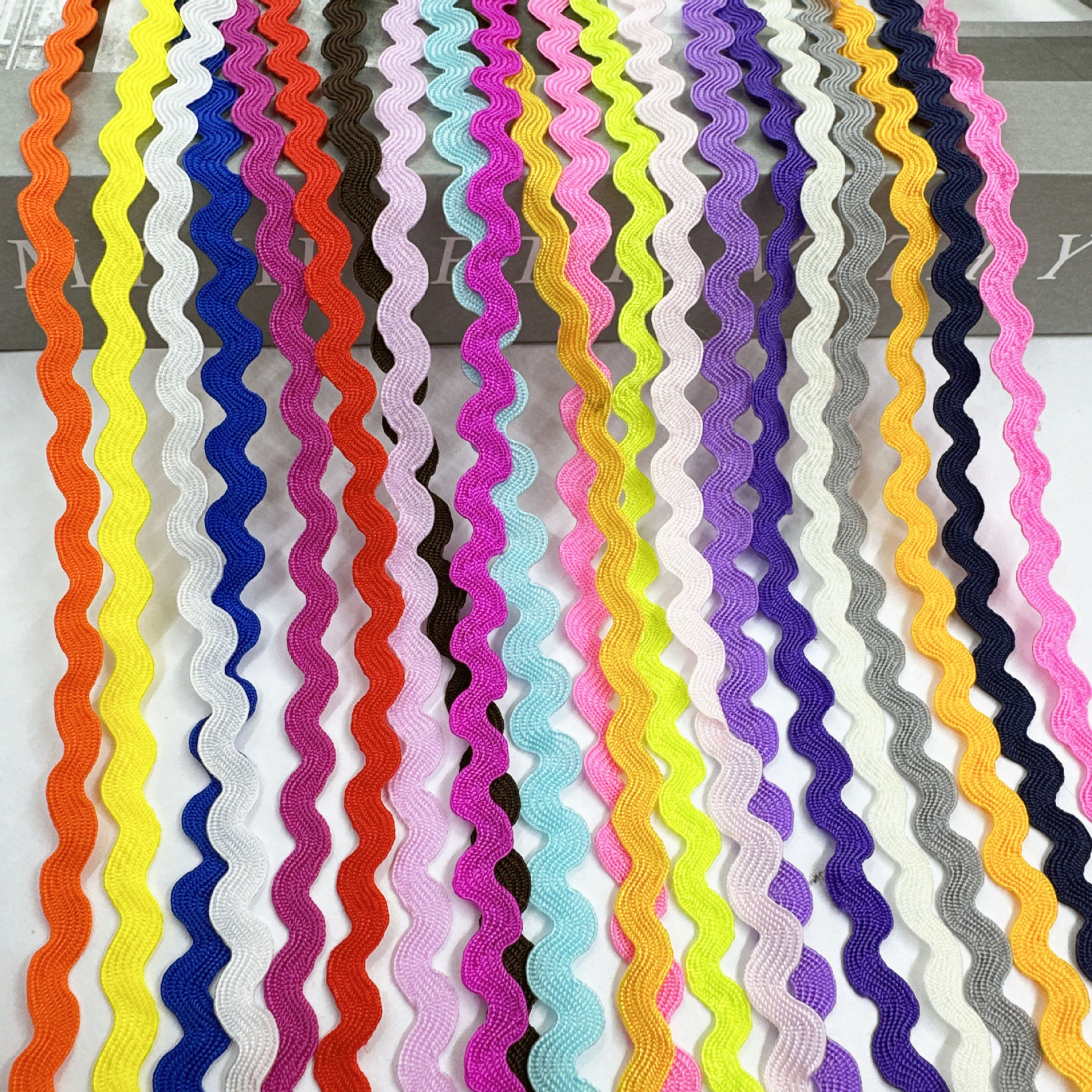 En stock mm onda de color sólido en forma de S borde curvo encaje cinta cortina sombrero ropa para niños accesorios de la boda accesorios de la ropa